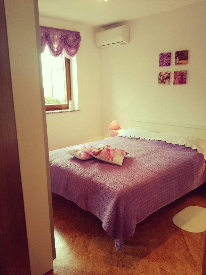 Room Kris With Private Entrance & Private Bathroom Vilanija المظهر الخارجي الصورة