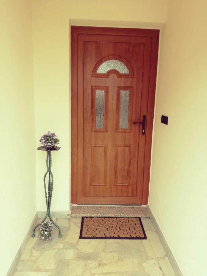 Room Kris With Private Entrance & Private Bathroom Vilanija المظهر الخارجي الصورة
