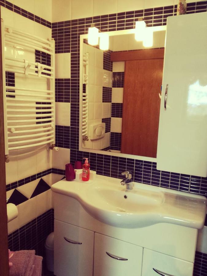 Room Kris With Private Entrance & Private Bathroom Vilanija المظهر الخارجي الصورة