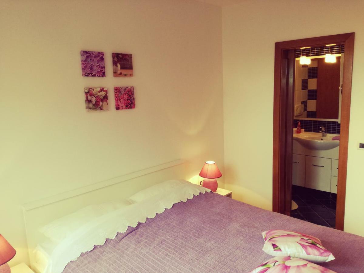 Room Kris With Private Entrance & Private Bathroom Vilanija المظهر الخارجي الصورة