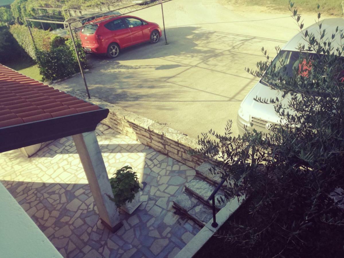 Room Kris With Private Entrance & Private Bathroom Vilanija المظهر الخارجي الصورة