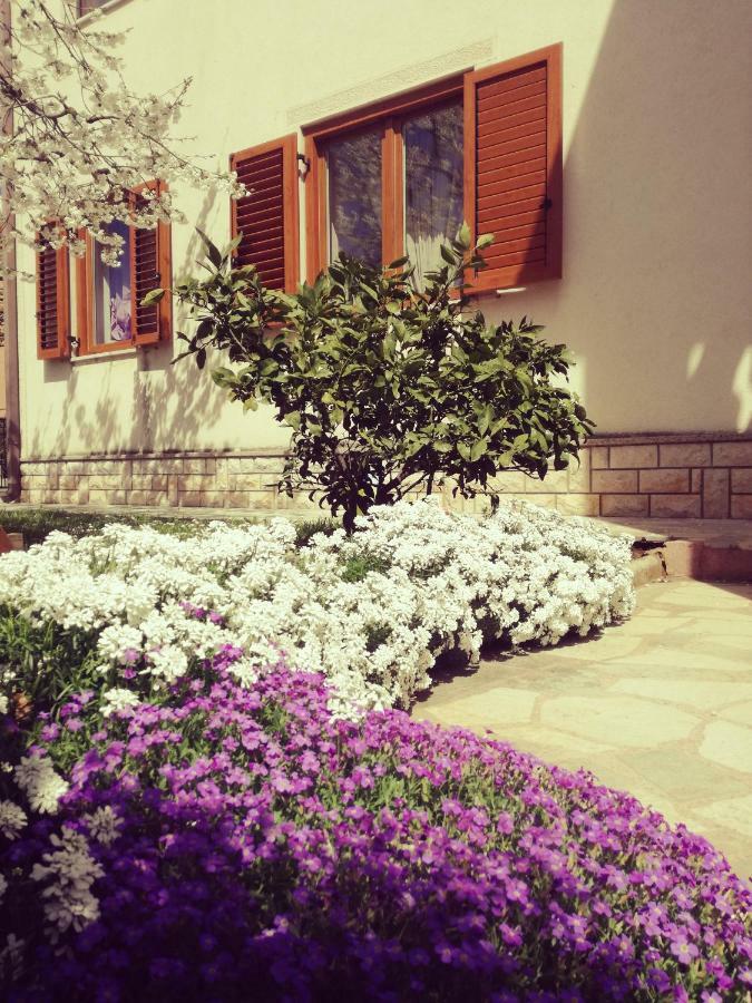 Room Kris With Private Entrance & Private Bathroom Vilanija المظهر الخارجي الصورة