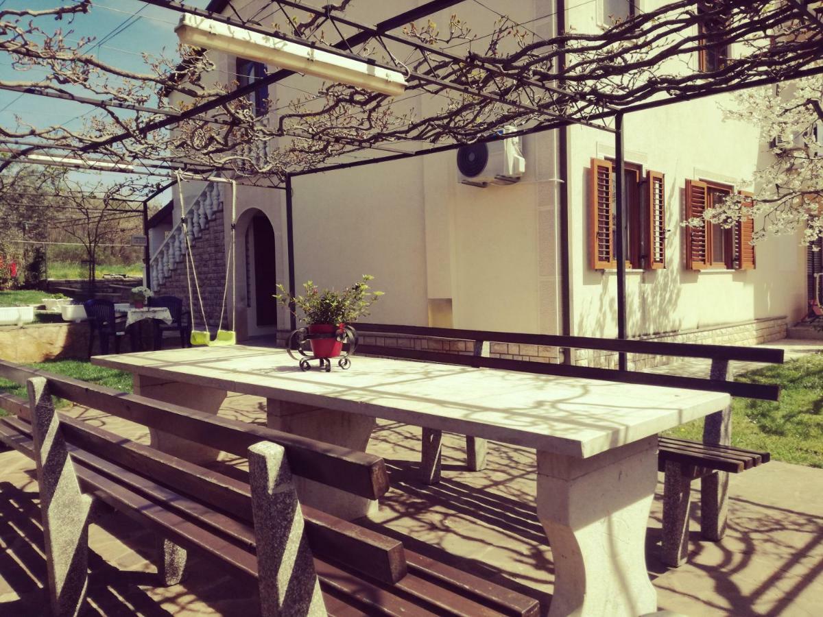 Room Kris With Private Entrance & Private Bathroom Vilanija المظهر الخارجي الصورة