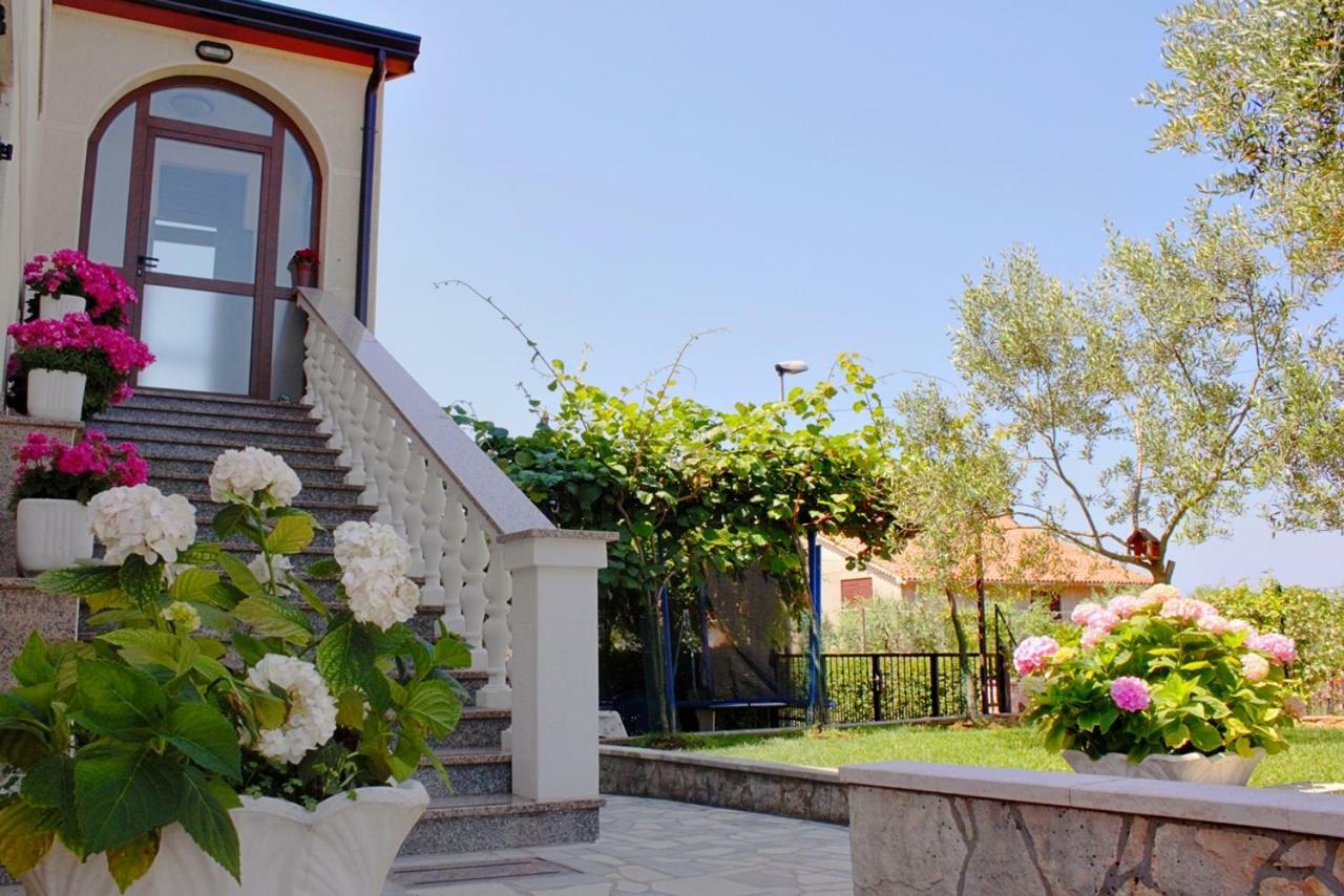 Room Kris With Private Entrance & Private Bathroom Vilanija المظهر الخارجي الصورة
