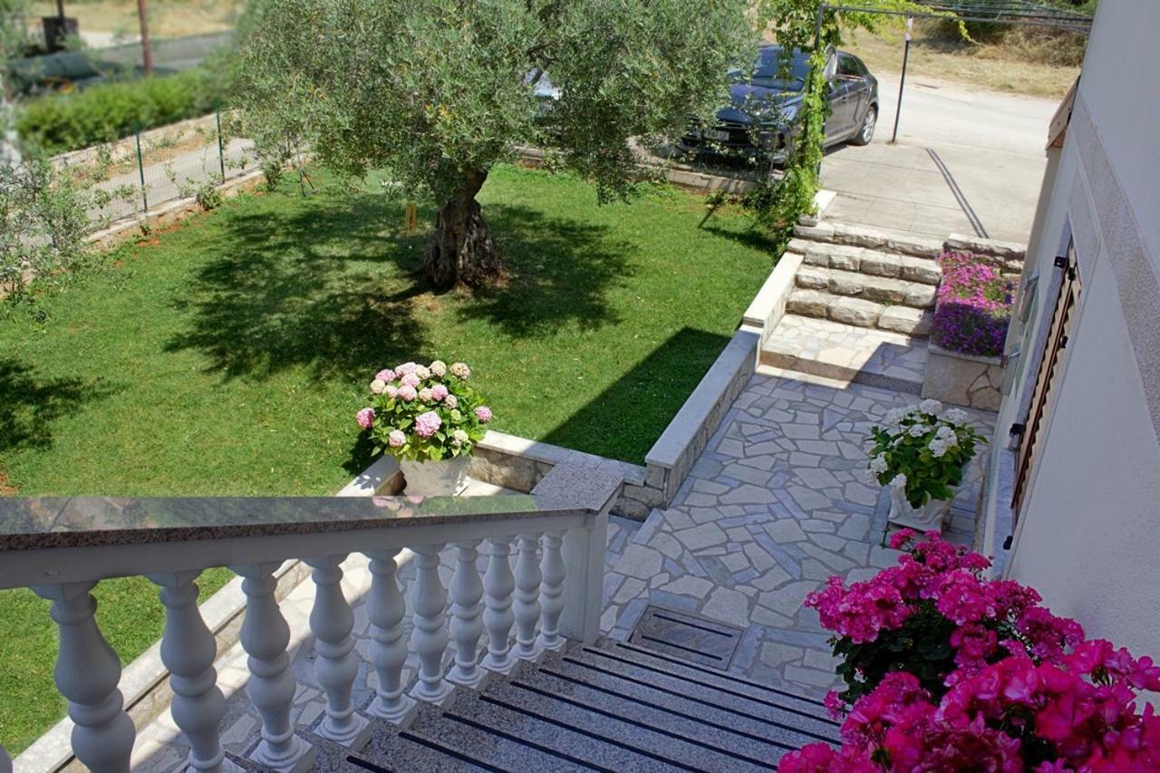 Room Kris With Private Entrance & Private Bathroom Vilanija المظهر الخارجي الصورة
